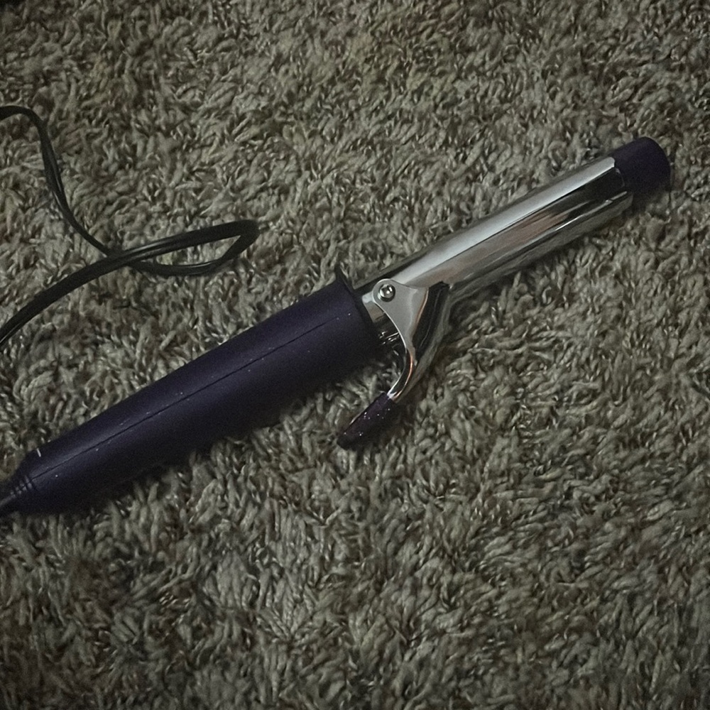 It’s a 1 inch curling iron